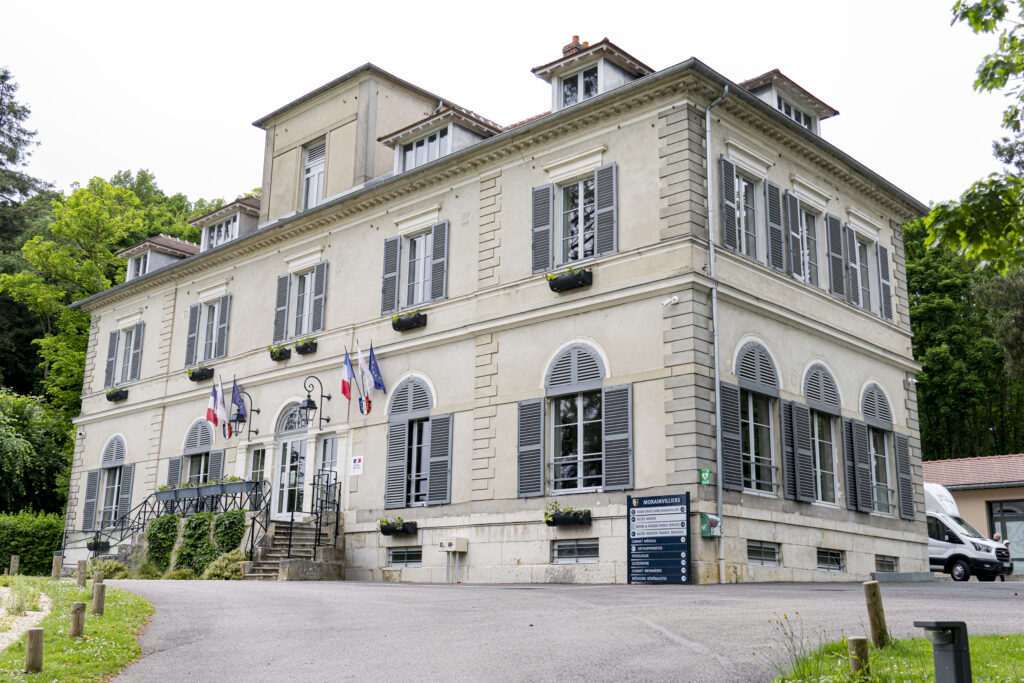 Anaïs De Martin est pédicure podologue diplômée et conventionnée à Morainvilliers (78630). Mme Anaïs De Martin, podologue à Morainvilliers, accueille ses patients dans son cabinet de podologie situé au 6 Allée des Tilleuls à Morainvilliers, dans les Yvelines. Elle propose des soins des pieds professionnels, des consultations podologiques et des soins de pédicurie médicale adaptés à tous les profils de patients.

Le cabinet de pédicure-podologue à Morainvilliers assure le traitement des verrues plantaires, la prise en charge des ongles incarnés, la pédicurie pour diabétique, ainsi que les soins des pieds courants et spécifiques. Les prestations incluent la pédicurie médicale, le traitement des cors, des durillons, des callosités, des fissures talonnières, de l’hyperkératose, la coupe des ongles et l’hygiène des pieds.

Mme Anaïs De Martin, podologue recommandée à Morainvilliers, réalise également des bilans podologiques, des consultations de podologie, des soins de podologie sportive, des soins des pieds diabétiques et des soins des pieds pour seniors, avec une approche axée sur la prévention des douleurs du pied et le traitement des affections du pied.

Le cabinet de podologie à Morainvilliers, facilement accessible depuis Orgeval, Villennes-sur-Seine et les communes voisines, accueille des patients provenant de Les Alluets-le-Roi, Ecquevilly, Orgeval, Villennes-sur-Seine, Chapet, Herbeville, Médan, Flins-sur-Seine, Crespières, Verneuil-sur-Seine, Vernouillet, Carrières-sous-Poissy, Les Mureaux, Feucherolles, Triel-sur-Seine, Plaisir, Poissy, Les Clayes-sous-Bois, Saint-Germain-en-Laye, Le Pecq et Conflans-Sainte-Honorine.                 Morainvilliers
Triel-sur-Seine
Vernouillet
Orgeval
Les Mureaux
Saint-Germain-en-Laye
Meulan-en-Yvelines
Chapet
Andelu
Flins-sur-Seine
Maule
Hardricourt
Médan
Bouafle
Carrières-sous-Poissy
Achères
Chanteloup-les-Vignes
Gargenville
 